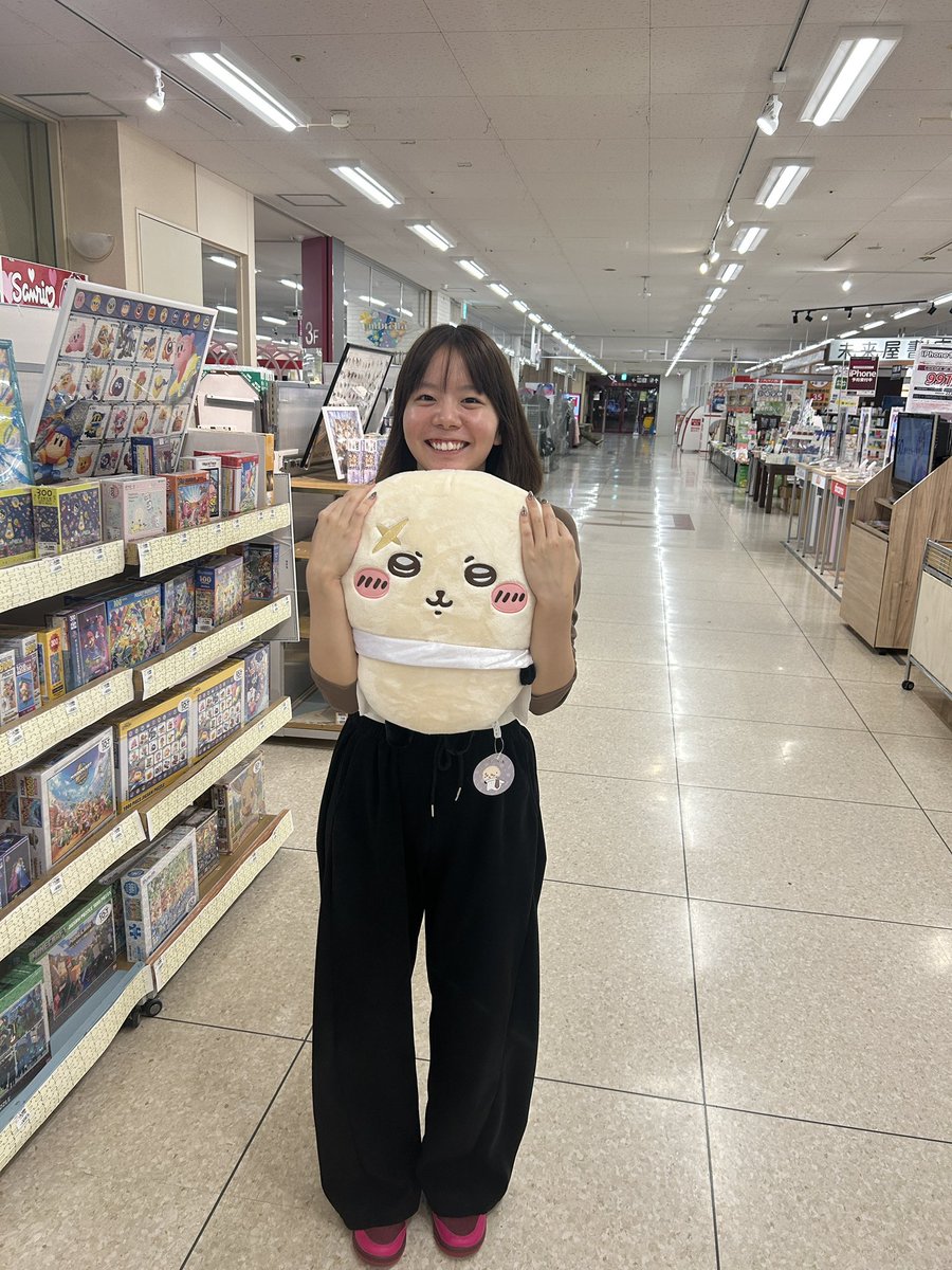chieri_chi0516's tweet photo. ようやく映画ちいかわを見に行きまして、映画が21:00からだったので暇つぶしにクレーンゲームであそんでたら、でかラッコ先生をゲットしました。たった900円です。実質タダです。 https://t.co/EEzQn5Ppxr