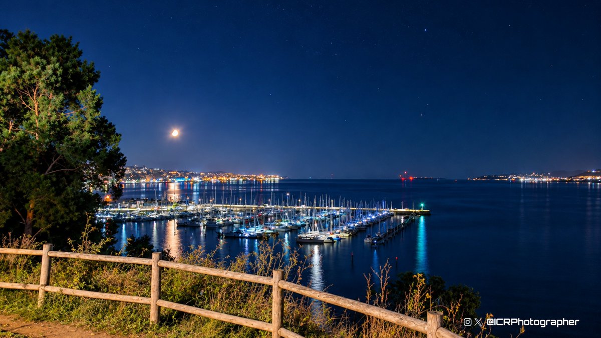 ICRPhotographer's tweet photo. #Vigo | Os paseos pola noite á beira do mar son maxia.

Eses momentos nos que o ruído da cidade queda atrás, o mar se converte nun espello de luces e a noite envolve todo cunha calma especial.

Vivan as Rías Baixas, carallo! https://t.co/lccNu5jvBQ