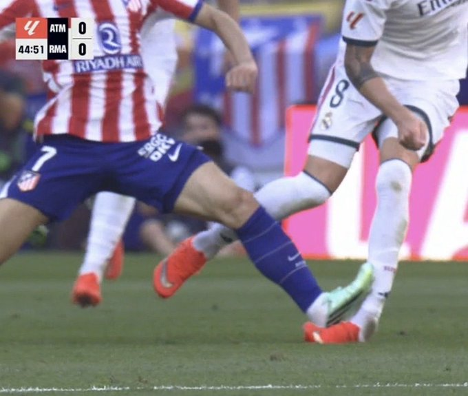 MadridSports_'s tweet photo. El Atleti debería jugar con 9 la segunda mitad.

No hay más resumen que ese. https://t.co/1UI61D9gJp