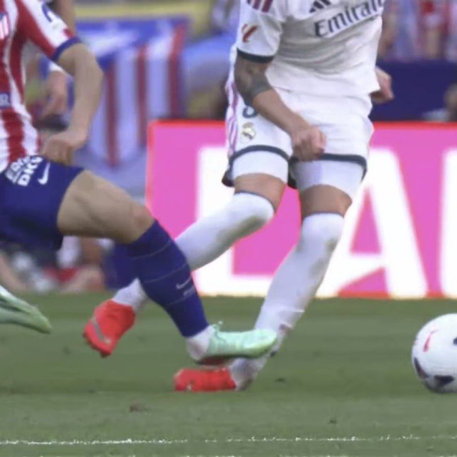 ActuFoot_'s tweet photo. L’Atletico n’y va pas de main morte ce dimanche dans le derby. 😱

JAUNE 🟨 à gauche.
RIEN ❌ à droite.

📸 @MadridXtra https://t.co/Qf3KeJhQQc