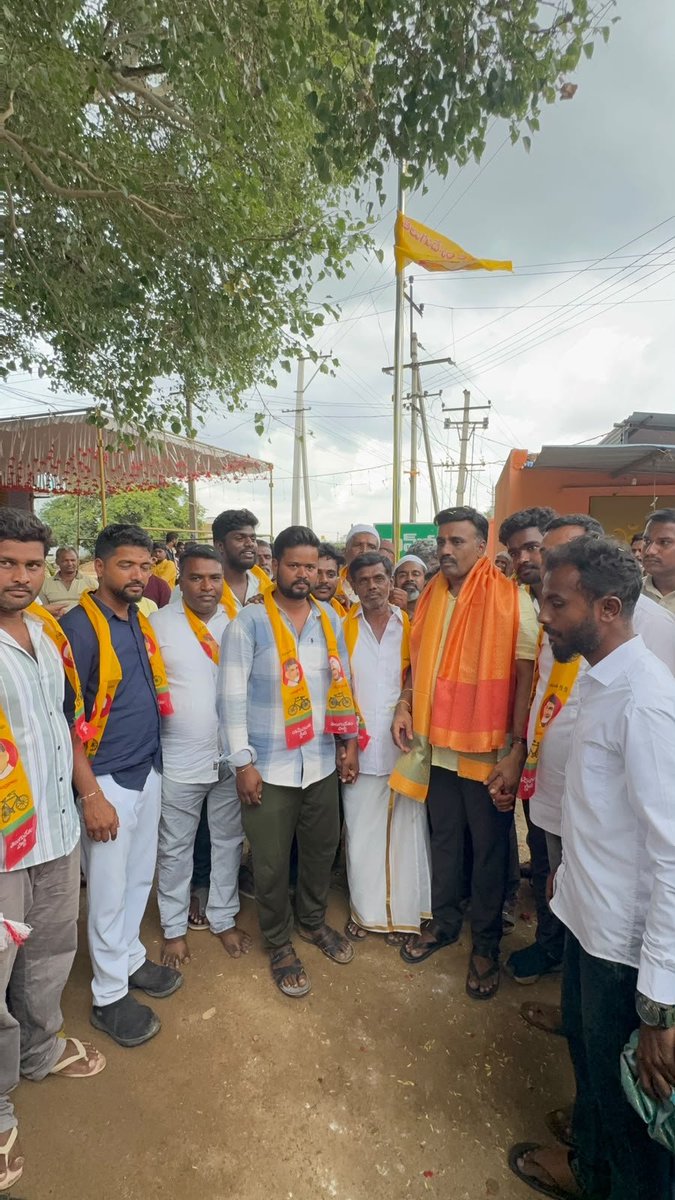 tdpmadhupgr's tweet photo. పుంగనూరు నియోజకవర్గ పర్యటనలో భాగంగా మున్సిపాలిటీ రామ్ నగర్ కాలనీలో  ఇంచార్జ్  వై. మధుసూదన్ నాయుడు గారి ఆధ్వర్యంలో YCP కి చెందిన పలువురు కుటుంబాలను తెలుగుదేశం పార్టీలోకి కండువా కప్పి ఆహ్వానించారు. ఈ కార్యక్రమంలో పలువురు ముఖ్య నేతలతో పాటు కూటమి నాయకులు పాల్గొన్నారు.

#TdpJoinings https://t.co/F3CWXKXwYP