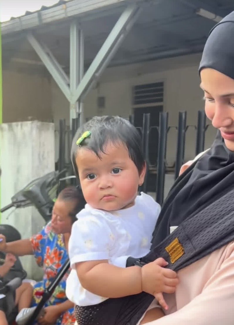 Bananaidnnn's tweet photo. SALUTTT ‼️🫵 
Gak cuma Miska mamanya Aisha ternyata Steffi, Alliya sampai Omanya soso pakai gendongan dari brand local yang sama yang harganya ramah dikantong, no gengsi gengsi yang penting Ibu sama bayik sama” nyaman 😍 https://t.co/5psfpg1lhp