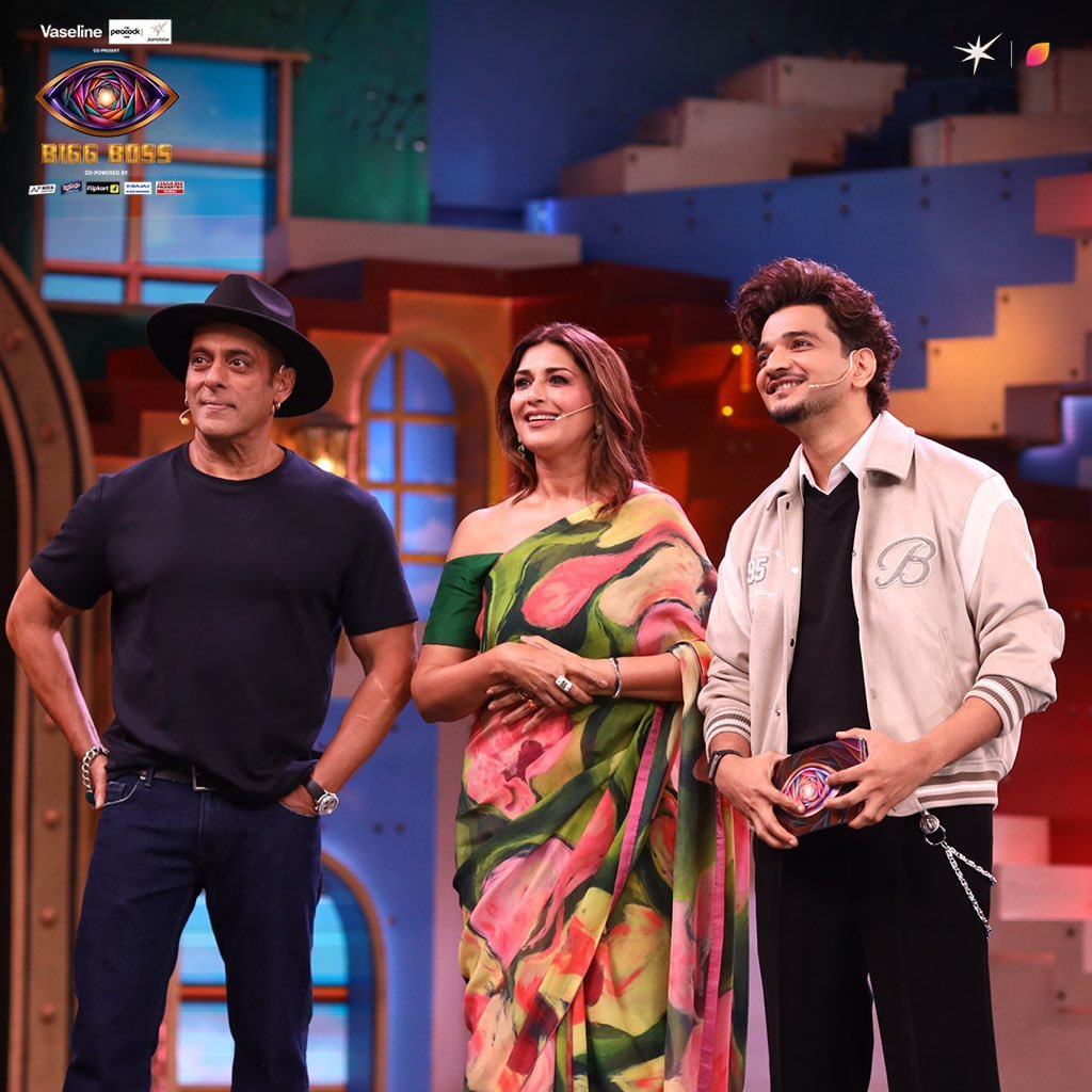 mr_66787's tweet photo. From entering the show as a contestant and winning it 3 years ago to now coming back as a host alongside Sonali Bendre on the same channel… 

Bro is truly one of the most successful Bigg Boss winners! 

OG WINNER MUNAWAR IN BB20
#MunawarFaruqui #BiggBoss20 https://t.co/a3VYbooKc6