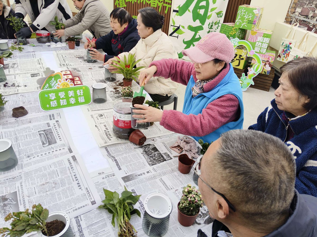 RebeckaTomg8j's tweet photo. [Ven a nuestro barrio este sábado! Taller de macetas recicladas y café gratis para todos! 10h en la plaza central. ]， https://t.co/KlGMmCrf03