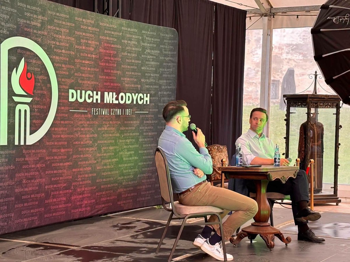 BartoszMalewski's tweet photo. Za nami pierwsza edycja Festiwalu Czynu i Idei @Duch_Mlodych, który jako @StowMarszN współorganizowaliśmy.

Przez trzy dni Zamek w Niemodlinie był miejscem debat, warsztatów, sportu, koncertów i wielu rozmów. W wydarzeniu wzięło udział 250 osób. 

Obok debat znalazło się miejsce na warsztaty, aktywność fizyczną, kulturę i integrację. Sam miałem przyjemność poprowadzić rozmowę z @krzysztofbosak o jego politycznych początkach, ewolucji sposobu prowadzenia polityki i o tym, czy da się wyjść poza trwającą od dwóch dekad wojnę PiS–PO. Sporo miejsca oddaliśmy też pytaniom publiczności.

Festiwalowi towarzyszył również zjazd @MWszechpolska, podczas którego @MarcinOsowski2 został wybrany na kolejną kadencję prezesa organizacji. Gratulacje i powodzenia w dalszej działalności!

Pierwszy Duch Młodych za nami. Do zobaczenia na kolejnej edycji!