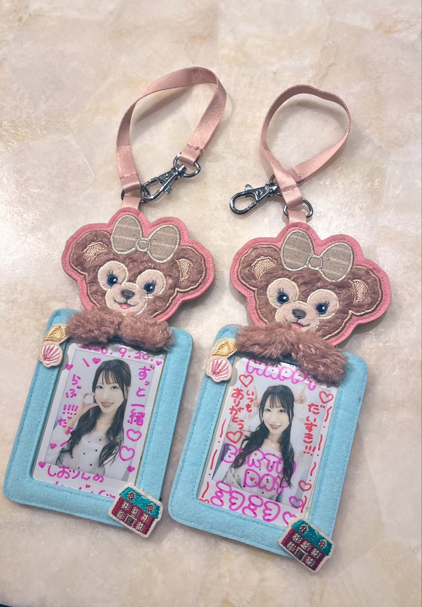 extra_flight's tweet photo. 誕生日当日にオフ会開催されて
しおりんが誕プレでタオルとお揃いのチェキホルダーと
面談内でまいにゃにチェキ依頼してくれた！
みんなありがとう🥹 https://t.co/Q3dqKXbWFX