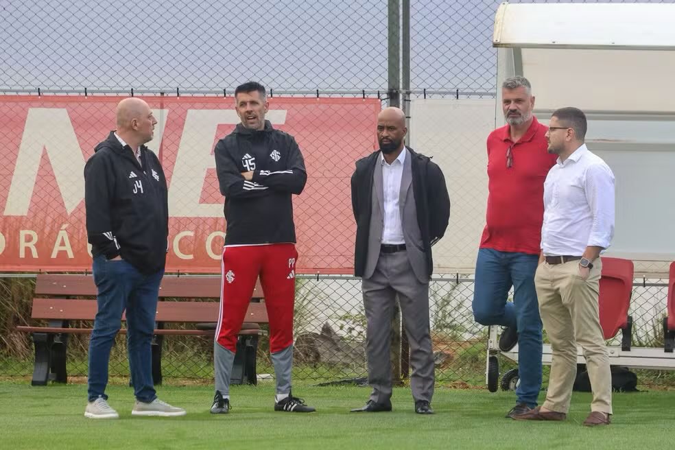 Alexandre_Ernst's tweet photo. A politicagem no vestiário afundou o Inter…

Pensaram, desde o início do ano, na eleição. No sucessor de Barcellos. Rasgaram o Estatuto do clube ao colocarem Victor Grunberg como vice-presidente de futebol — porque ele seria o nome da gestão na eleição de dezembro.

Barcellos chega ao final de seu sexto ano sem credibilidade com os atletas, com a torcida, com o clube e seus funcionários, com o mercado… E, agora, sendo humilhado pela necessidade de receber uma doação de seu principal rival político para conseguir arcar com obrigações que deveriam ser suas.

Miguel Ángel Ramírez, Diego Aguirre, Medina, Mano Menezes, Coudet, Roger, Díaz, Abel, Pezzolano… Se o óbvio acontecer, será o décimo treinador escolhido. Não há como dar certo.

O Inter sangra pela incompetência de um grupo liderado por um dos maiores encantadores de serpentes que já sentaram na principal cadeira do Beira-Rio.

Pior? Talvez apenas a gestão que levou o clube às páginas policiais.

📷 Ricardo Duarte/Divulgação