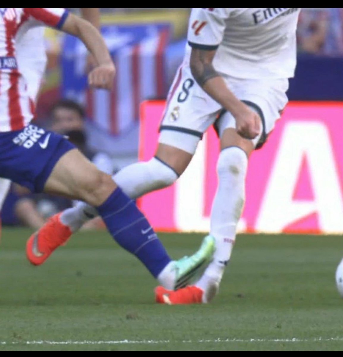 r1dox_9's tweet photo. La actuación de Valverde en su primer partido demuestra que aún le falta astucia futbolística; habría que haberle sacado tarjeta roja. https://t.co/7akTACXuqs