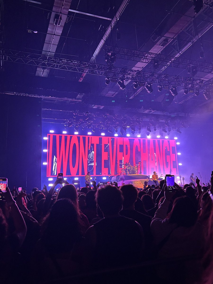 ludzzello's tweet photo. coisa mais linda do mundo mesmo!!!!! que delícia é ser fã de artista que sabe fazer literalmente um show!!! https://t.co/qT8mUlTamp