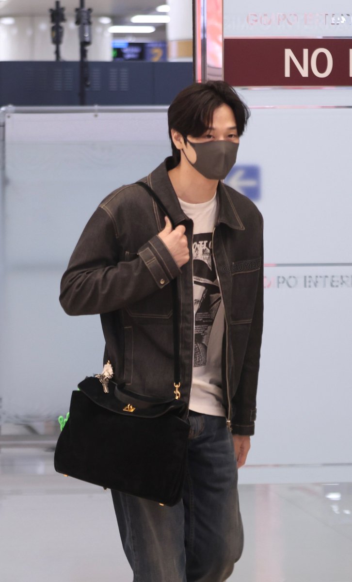 dailyljy's tweet photo. juyeon at gimpo airport coming back from his 1st fanmeeting tour 'youth, by juyeon' in beijing 📸
 
#JUYEON #주연 #더보이즈 https://t.co/w1TVKSZIky