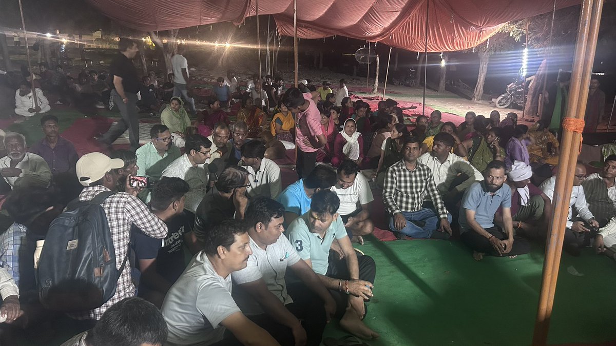 rajpur_santosh's tweet photo. सिर्फ वादे नहीं, स्थाई व्यवस्था चाहिए। नोएडा में हिंडन पुश्ता पार बसे लोगों की मा���ग—बिजली और पानी। #NoidaBijliPaniDo @PMOIndia @narendramodi @AmitShah @AmitShahOffice @rajnathsingh @dr_maheshsharma @PankajSinghBJP @NPCL @UPPCLLKO https://t.co/TOPwdku4p0