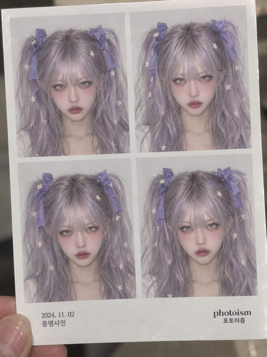 OiCLhoXau40xUBx's tweet photo. ((GPT 일 시키기))

★MY CHARACTER ID PHOTO Prompt

⚠️4분할 증명사진 출력 프롬프트입니다.

---

[캐릭터 외형 프롬프트/ + GPT가 샘플로 참고할 외형 이미지 한 장 첨부], photorealistic real-person interpretation, official passport ID photo, neat and presentable appearance, straight-on camera, centered symmetrical composition, neutral expression, looking directly at camera, tidy hair, clean simple outfit, plain light-gray studio background, soft even ID-photo lighting, head-and-shoulders framing, 2x2 grid of four identical ID photos on one printed photo sheet, realistic physical photo print, subtle pixel-level blur, slight compression artifacts and natural camera noise, authentic consumer photo-lab quality, highly realistic, not overly polished, not AI-looking / 이대로 이미지 출력.

---