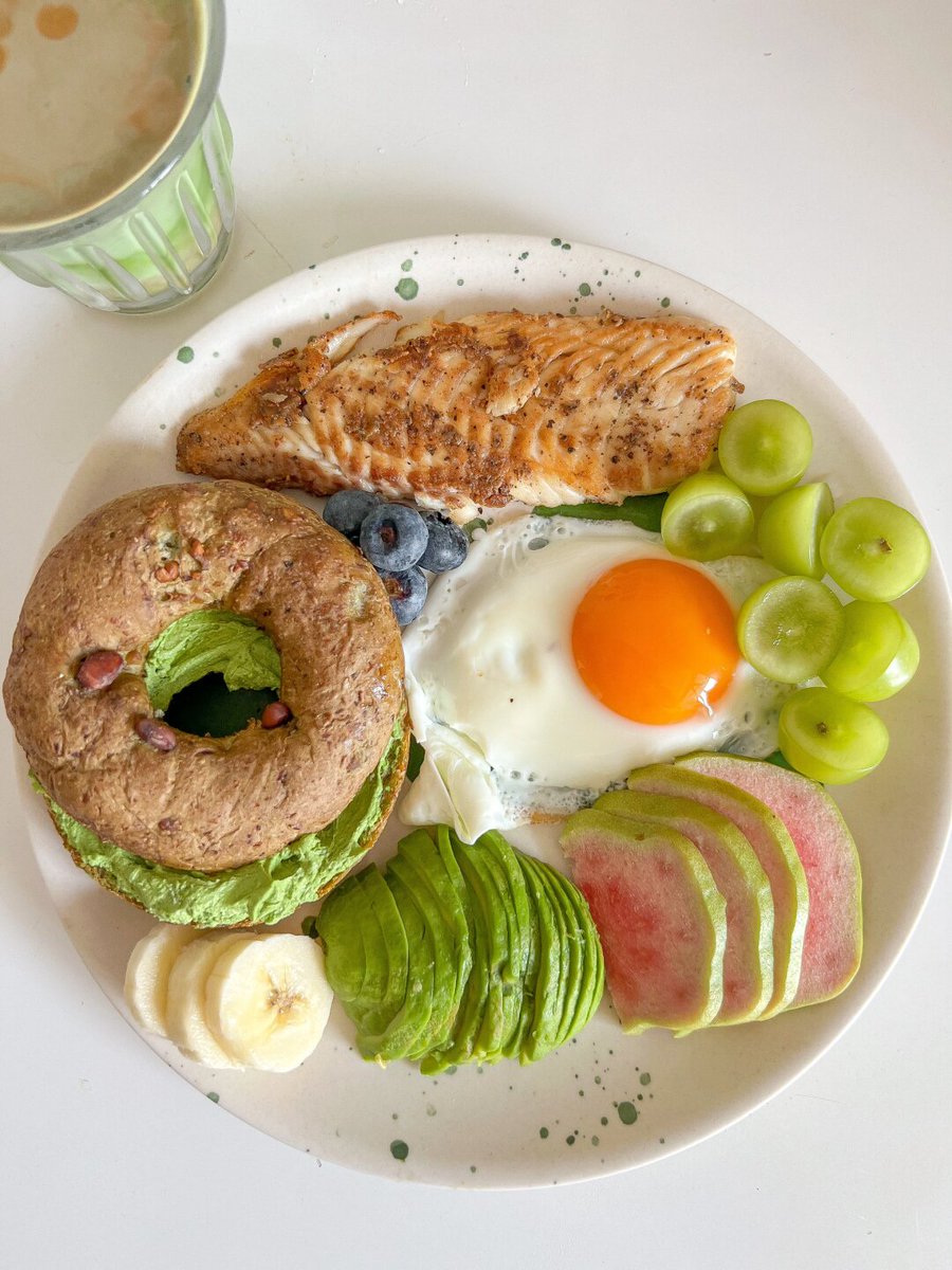 khoirunnisc's tweet photo. A quick and delicious 5-minute high-protein breakfast: 2 hard-boiled eggs + a handful of cherry tomatoes + 1 slice of whole-grain bread. Low calorie, keeps you full till lunch! https://t.co/fyCRfAMmbi
