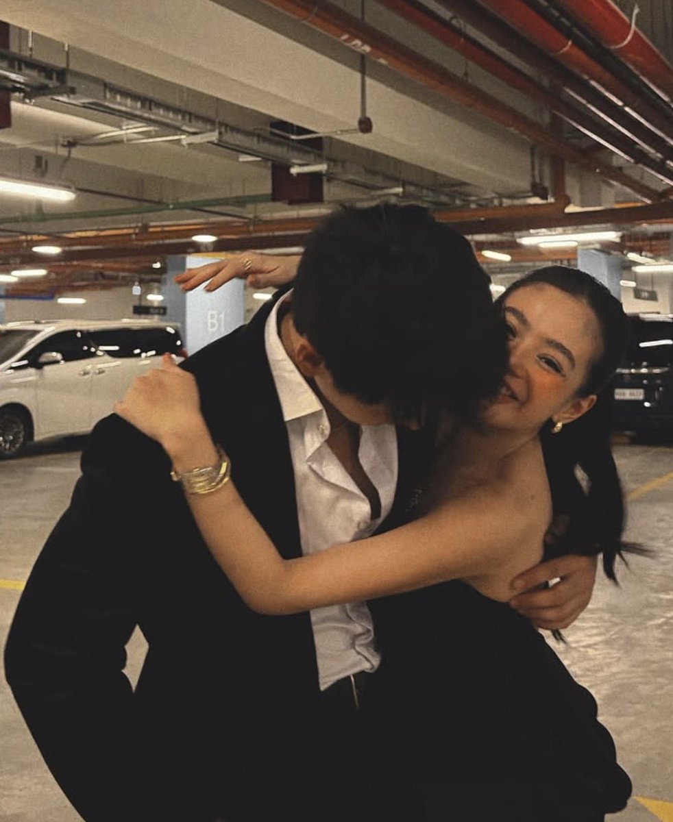 DazzBia's tweet photo. This photo is giving me butterflies and sooooo much more. 

ANG HAWT NG POSE???? AND ITS WHOLESOME AT THE SAME TIME😭💛 https://t.co/rEZIRPNlia