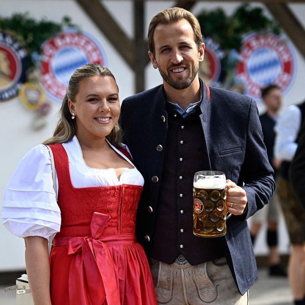 TouchlineX's tweet photo. Harry Kane and his partner enjoying Oktoberfest. 🍺🇩🇪 https://t.co/dhvRH7ou8W