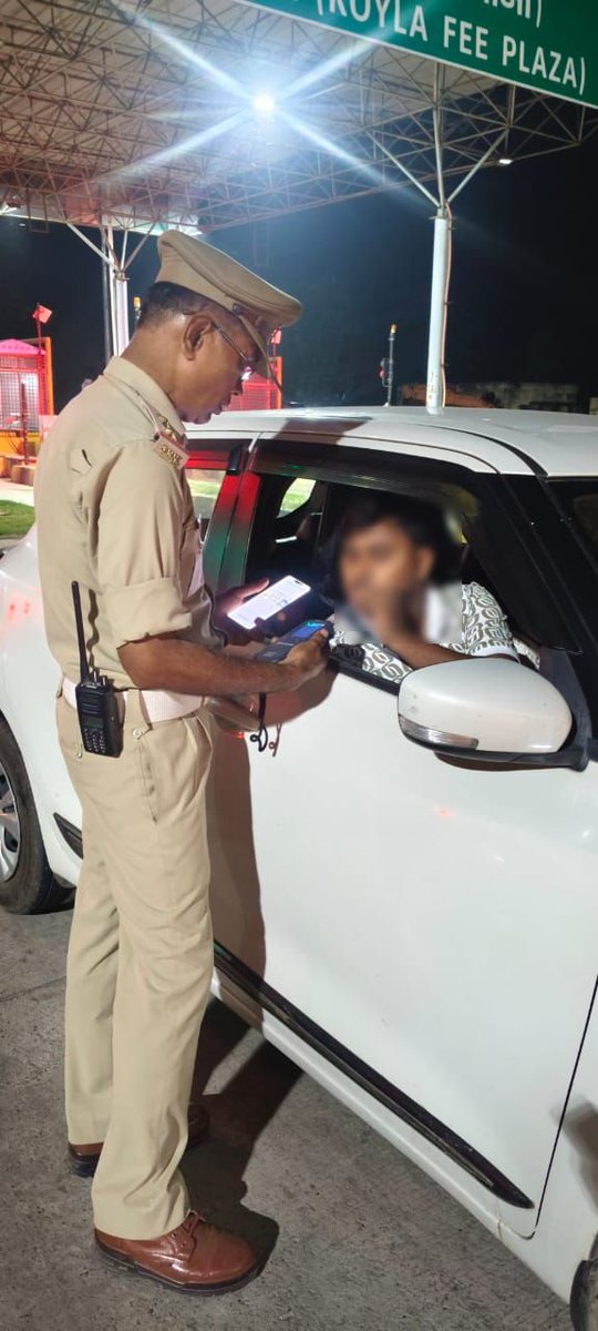 rampurpolice's tweet photo. #एसपीˍरामपुर के निर्देशन में जनपदीय यातायात पुलिस द्वारा विशेष चैकिंग अभियान चलाया गया । अभियान के दौरान वाहन चालकों को शराब पीकर वाहन न चलाने हेतु जागरूक/प्रेरित किया गया ।  ब्रीथ एनालाइजर के माध्यम से जांच के दौरान निर्धारित मानक से अधिक मात्रा में शराब पीकर वाहन चलाते पाए गए चालकों एवं अन्य यातायात नियमों का उल्लंघन करने वाले वाहन चालकों के विरुद्ध मोटर वाहन अधिनियम के अंतर्गत नियमानुसार विधिक कार्यवाही की गई।  
#UPPolice 
#RampurPolice 
#VehicleChecking