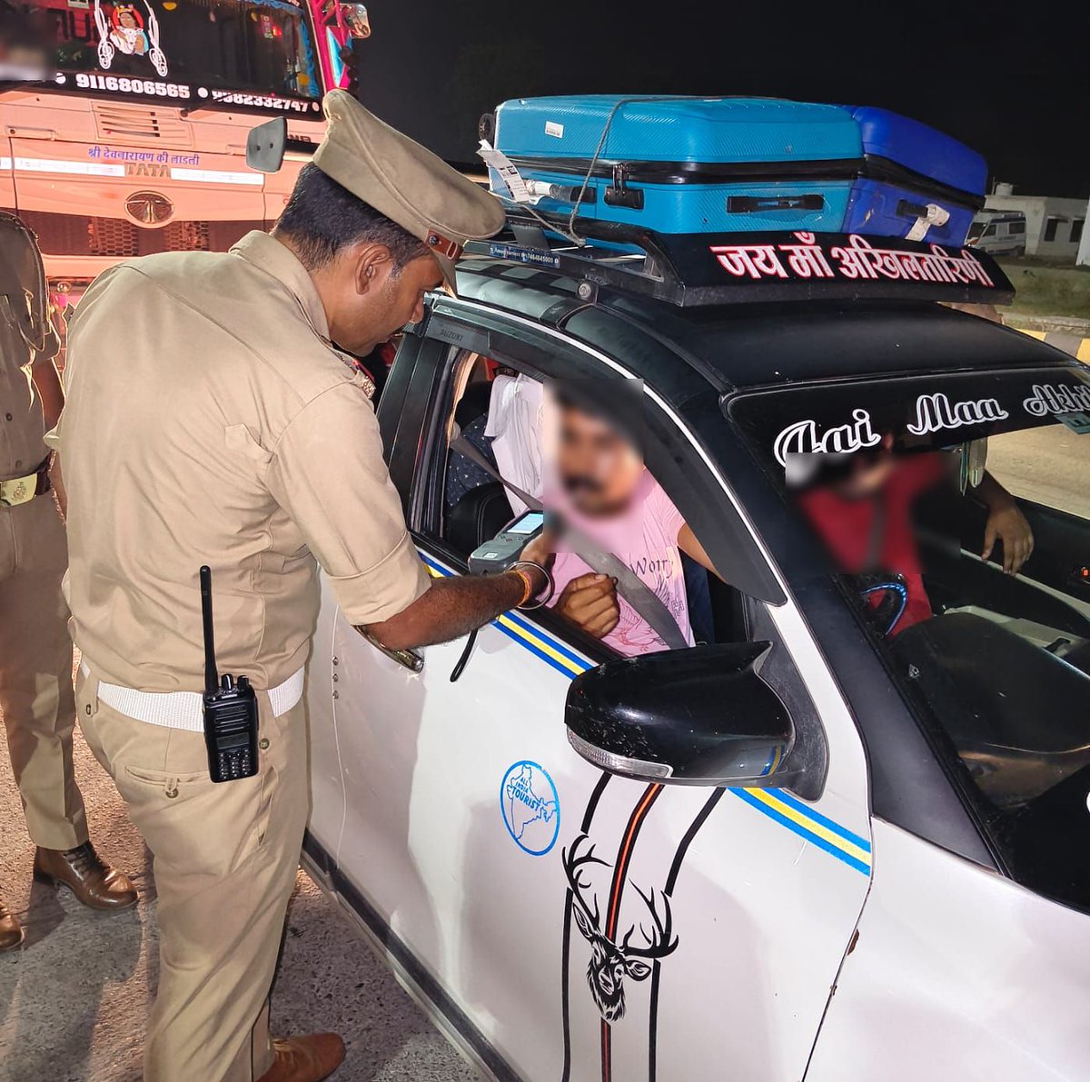 rampurpolice's tweet photo. #एसपीˍरामपुर के निर्देशन में जनपदीय यातायात पुलिस द्वारा विशेष चैकिंग अभियान चलाया गया । अभियान के दौरान वाहन चालकों को शराब पीकर वाहन न चलाने हेतु जागरूक/प्रेरित किया गया ।  ब्रीथ एनालाइजर के माध्यम से जांच के दौरान निर्धारित मानक से अधिक मात्रा में शराब पीकर वाहन चलाते पाए गए चालकों एवं अन्य यातायात नियमों का उल्लंघन करने वाले वाहन चालकों के विरुद्ध मोटर वाहन अधिनियम के अंतर्गत नियमानुसार विधिक कार्यवाही की गई।  
#UPPolice 
#RampurPolice 
#VehicleChecking