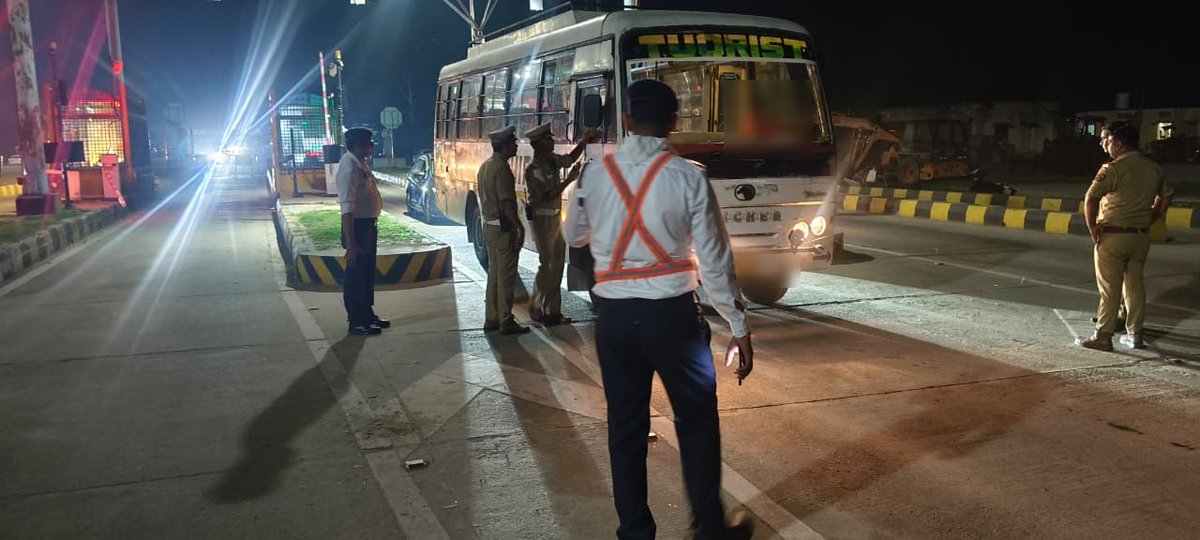 rampurpolice's tweet photo. #एसपीˍरामपुर के निर्देशन में जनपदीय यातायात पुलिस द्वारा विशेष चैकिंग अभियान चलाया गया । अभियान के दौरान वाहन चालकों को शराब पीकर वाहन न चलाने हेतु जागरूक/प्रेरित किया गया ।  ब्रीथ एनालाइजर के माध्यम से जांच के दौरान निर्धारित मानक से अधिक मात्रा में शराब पीकर वाहन चलाते पाए गए चालकों एवं अन्य यातायात नियमों का उल्लंघन करने वाले वाहन चालकों के विरुद्ध मोटर वाहन अधिनियम के अंतर्गत नियमानुसार विधिक कार्यवाही की गई।  
#UPPolice 
#RampurPolice 
#VehicleChecking
