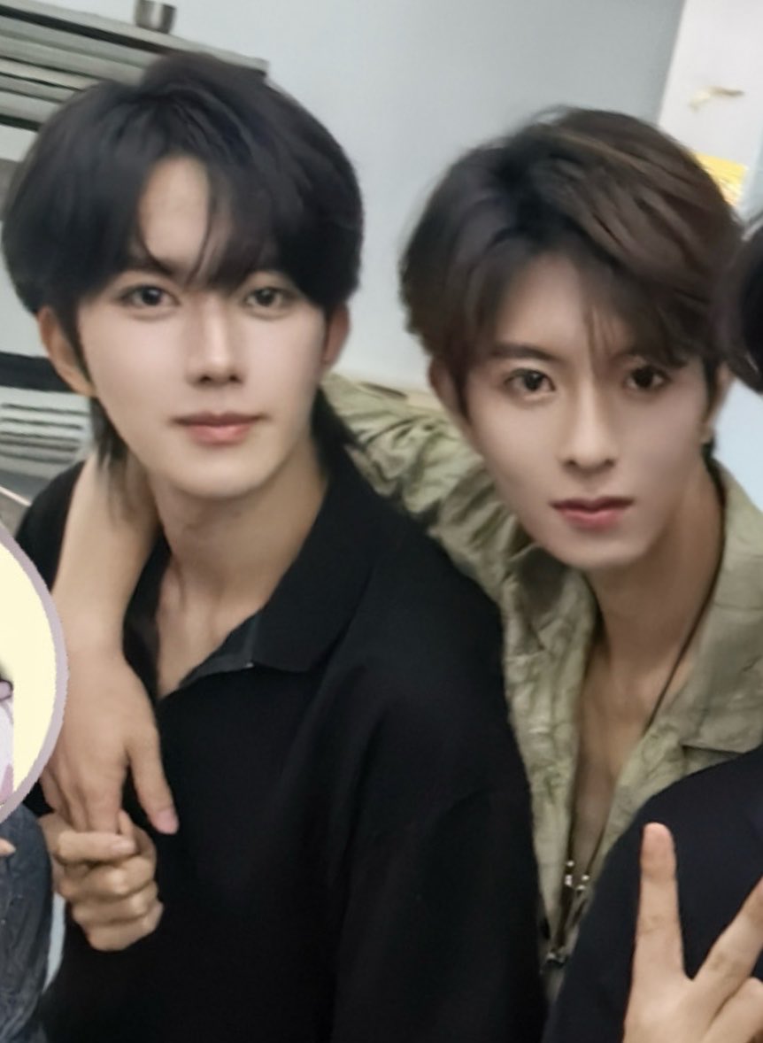Eqn55's tweet photo. THEIR HANDS 
This is how they hold hands all the time behind our backs https://t.co/UpV1CIYKu1