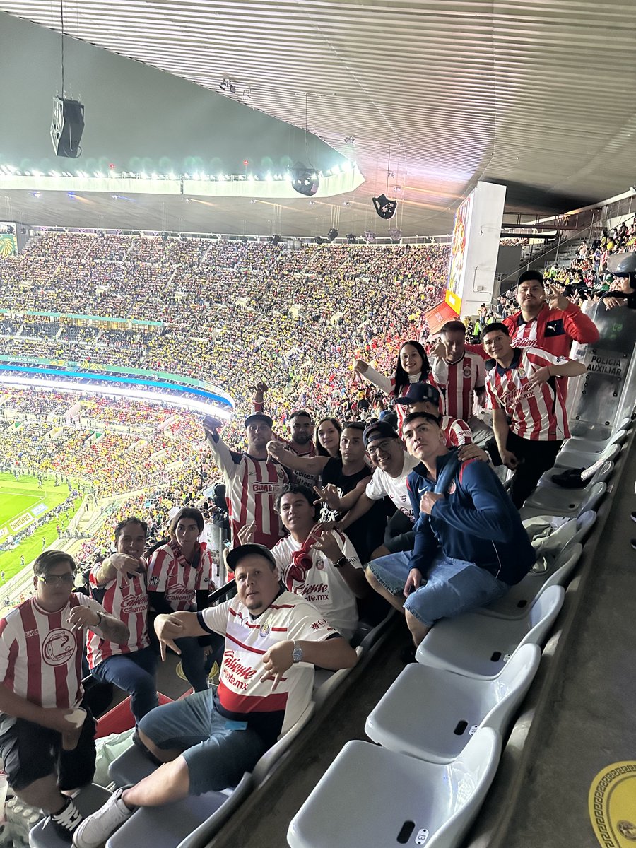 soyel_isra's tweet photo. Su galinero fue rojiblanco… con @Chivas toda la vida! https://t.co/379oSq7uab