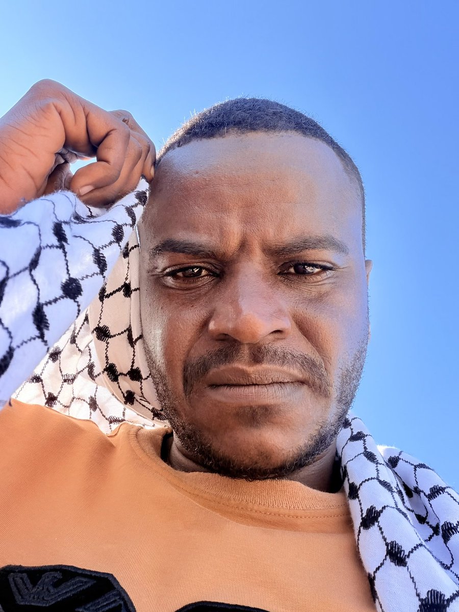 MuslehMay43064's tweet photo. A black Palestinian man who doesn't want to starve, black Palestinians are forgotten

https://t.co/t38tJLP5oq https://t.co/DMf0cMLDkm