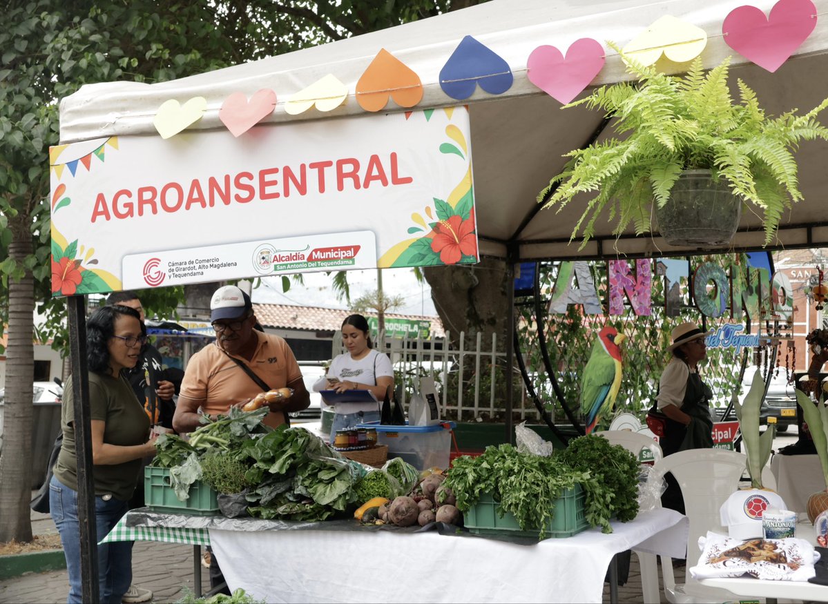 UsolidariaCo's tweet photo. En el marco del Mercado Agro Campesino de San Antonio del Tequendama nació la Cooperativa Solidaria Agroecológica Semillas del Tequendama, integrada por productores y productoras que comparten una apuesta por la producción ecológica, sostenible y solidaria.🌱

#EconomíaSolidaria https://t.co/CRQFbNm7Sc
