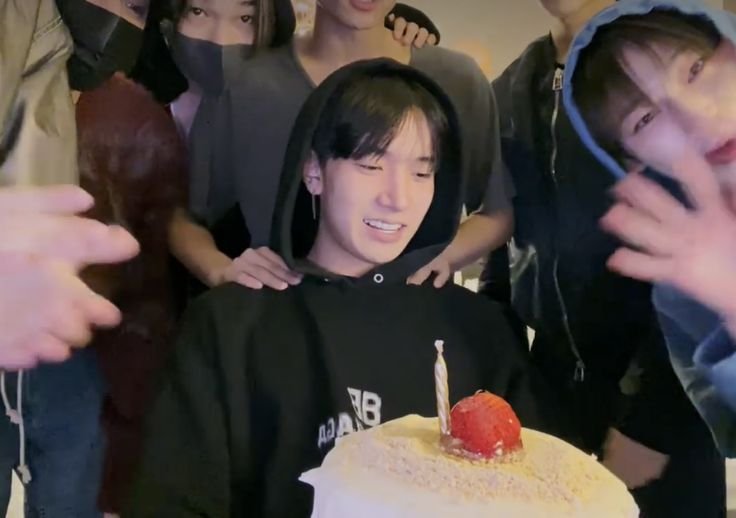 bidi_hee's tweet photo. Day3 - Fav birthday memory of Evan 

His 2022 New York birthday live 🤍

Day4- Favourite thing about Evan 

Right now, it’s his “I’m not cute” when he’s literally the cutest person ever

( I forgot but since it still works on my timezone sooo)
#30DaysWithEvan @h_evva_n https://t.co/UUkTqqkCDk