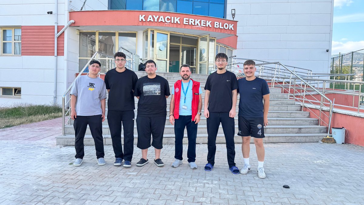 GSB_TurhalGM's tweet photo. 🎒 Seninle Daha Güçlüyüz! 💙

İlçemize yeni gelen üniversite öğrencilerimizi sıcak bir şekilde karşıladık. 🤗
Yeni başlangıçlarında her zaman yanınızdayız! ✨

#GSBGM https://t.co/Gd1IjwL73a