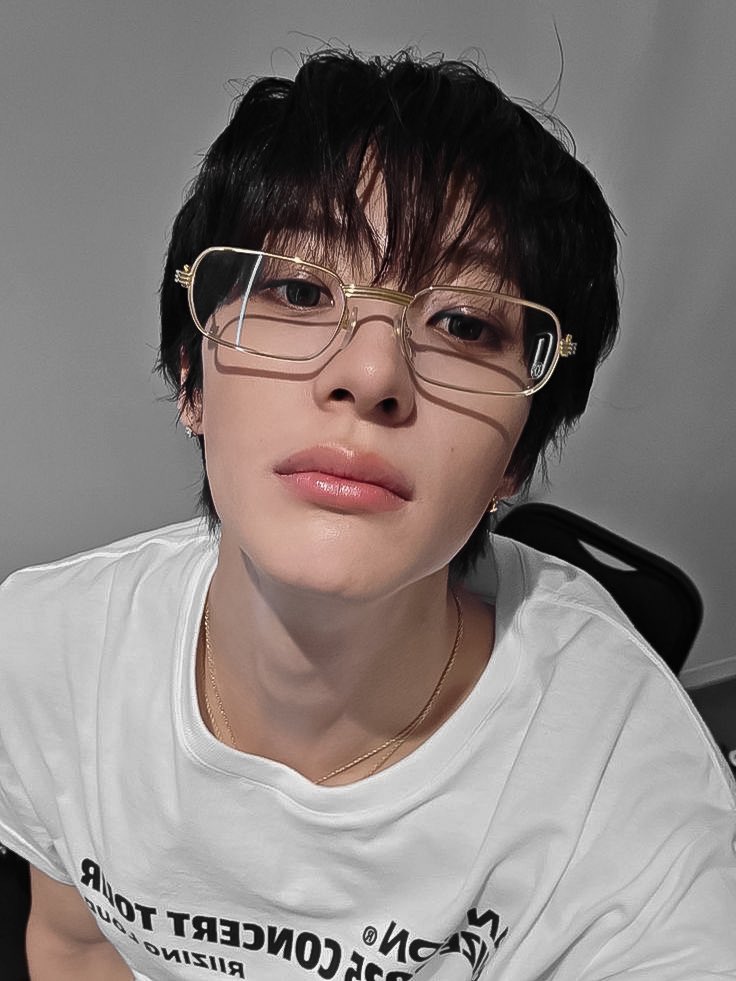 y20o2's tweet photo. ㅤ
⠀ ⠀ ⠀ ⠀ ⠀ ⠀ ⠀𝐄𝐋𝐋𝐈𝐎𝐓 𝐒. 𝐏𝐀𝐑𝐊𝐄𝐑
⠀ ⠀ ⠀ ⠀ ⠀ ⠀⠀ ── random  / 001

⌞ today, in fragments ⌝
me and my freaking work
ㅤ
❝ i’m tired of this, but i need to work to sustain my lavish lifestyle. ❞

⠀ https://t.co/IGRqcHd2vR