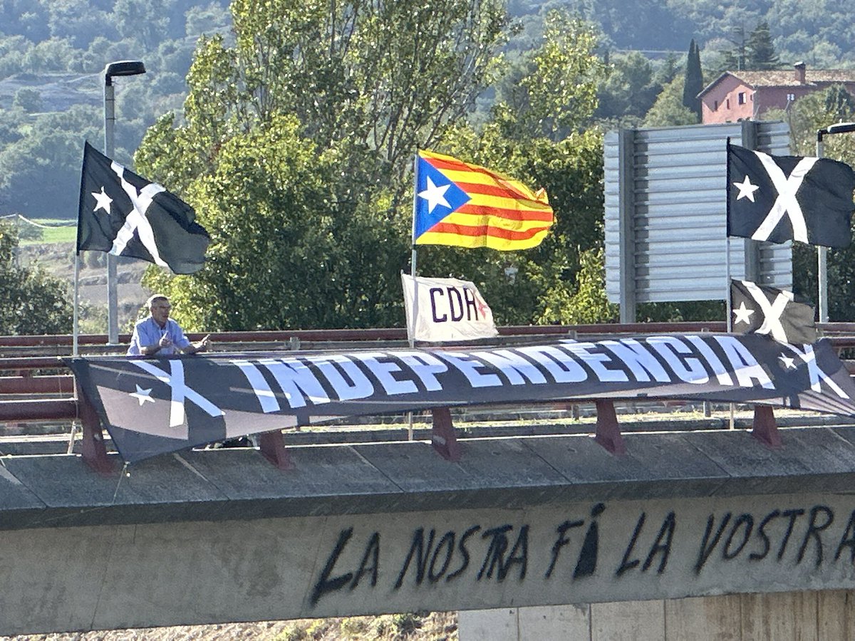 CesarLagonigro's tweet photo. A Gurb, un diumenge més, continuem amb l’acció
#PontsPerIndependència
PERSISTIM i PERSEVEREM en la lluita per la LLIBERTAT i la INDEPENDÈNCIA de CATALUNYA.
Els independentistes ho tenim clar, si volem que Catalunya subsisteixi, l’únic camí és la     
INDEPENDÈNCIA ||*|| https://t.co/sqCoRV1ong