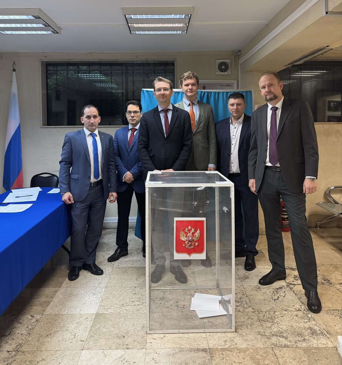 azucenau's tweet photo. 🟢Inicia votación de ciudadanos rusos en México
La mesa electoral Nº8202, instalada en la Embajada de Rusia en México, inició este domingo 20 de septiembre la jornada de votación para las elecciones de diputados de la Duma Estatal de la Asamblea Federal de Rusia.
🗳️ La casilla permanecerá abierta hasta las 20:00 horas, en Carlos B. Zetina 12-A, colonia Hipódromo Condesa, alcaldía Cuauhtémoc, CDMX.
Los ciudadanos rusos deberán acudir personalmente y presentar un documento vigente que acredite su identidad, como el pasaporte extranjero.