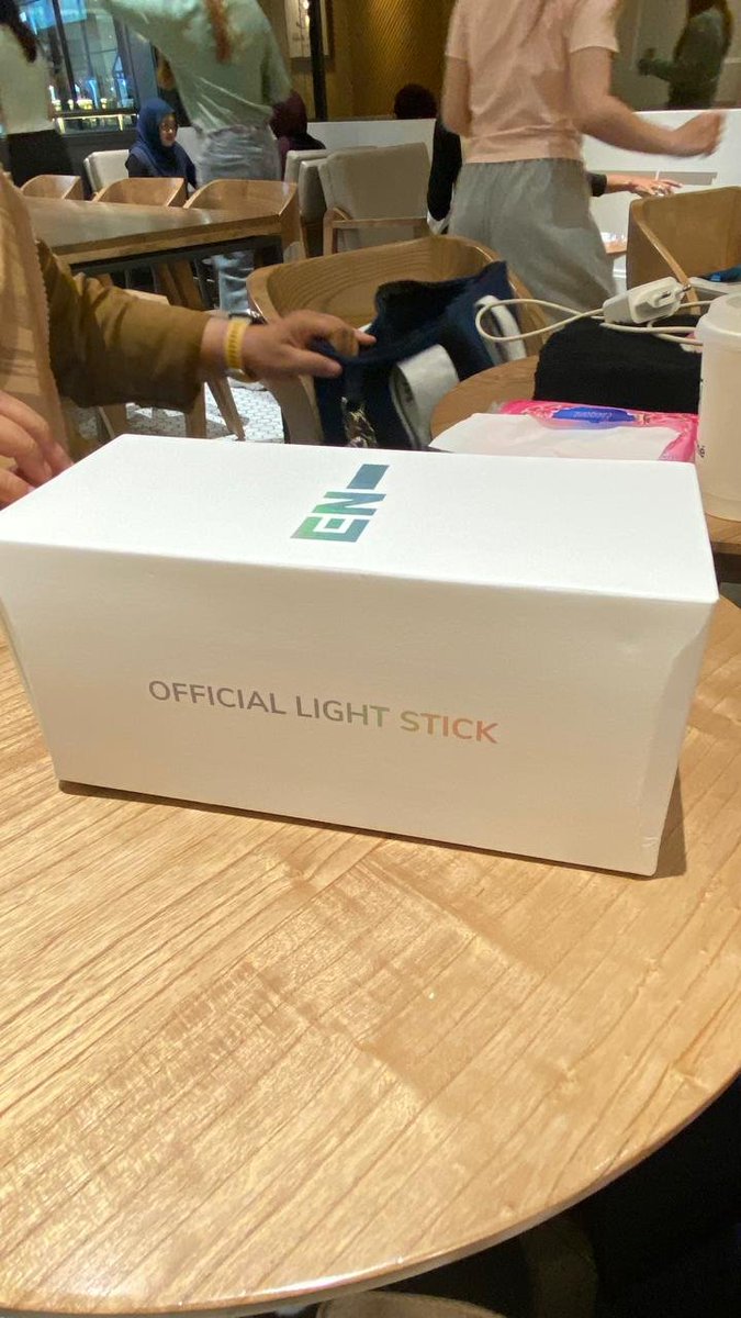 aapplepink's tweet photo. [WTS] WANT TO SELL :
LIGHSTICK ENHYPEN VER.2

💰IDR 890k unsealed (offer by DM)

📌Bekasi
● CO oren 🍊
● PC official lengkap
● free pita &amp; mahkota

bantu like dan rt please🙏🥲 https://t.co/pQoSx2W62G