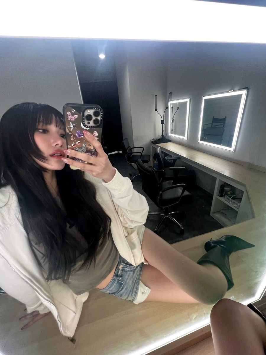 damonxxtop's tweet photo. Q: If you only had 5 minutes to head out, who would be ready first?

Jan: Me. I’m pretty casual, so I can just throw on whatever. But JingJing needs her whole outfit perfectly styled. She even has her favorite go-to mirror and *often snaps outfit pics for me to review—and both photos have to be taken in the exact same mirror*
-
I'm losing my mind! Is it really THIS hot?! 🥵
#JanJingjing #Janhae #Jingjingyu