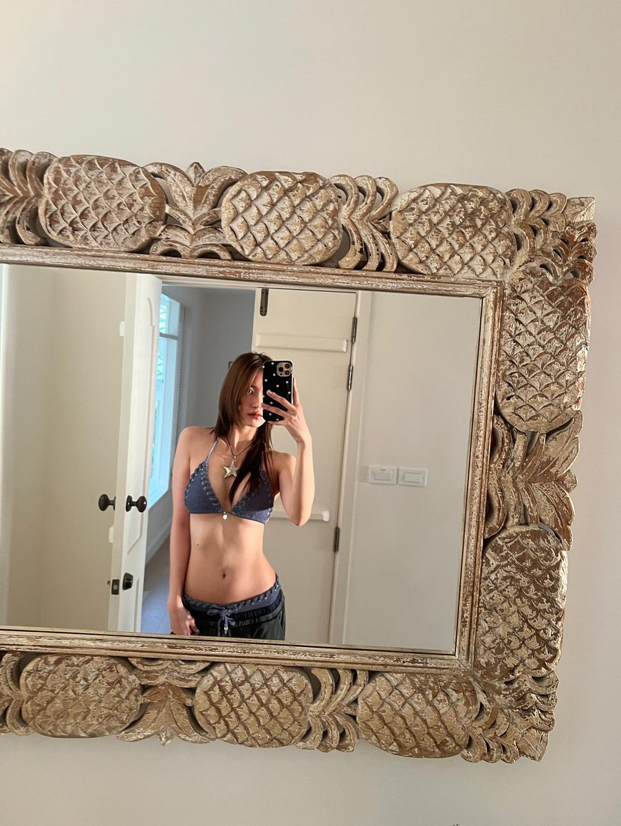 damonxxtop's tweet photo. Q: If you only had 5 minutes to head out, who would be ready first?

Jan: Me. I’m pretty casual, so I can just throw on whatever. But JingJing needs her whole outfit perfectly styled. She even has her favorite go-to mirror and *often snaps outfit pics for me to review—and both photos have to be taken in the exact same mirror*
-
I'm losing my mind! Is it really THIS hot?! 🥵
#JanJingjing #Janhae #Jingjingyu