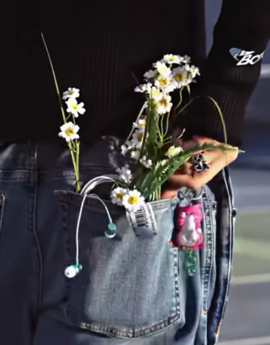 hongji_21's tweet photo. hook                                         how we bloom https://t.co/vX2Y3lrr6G