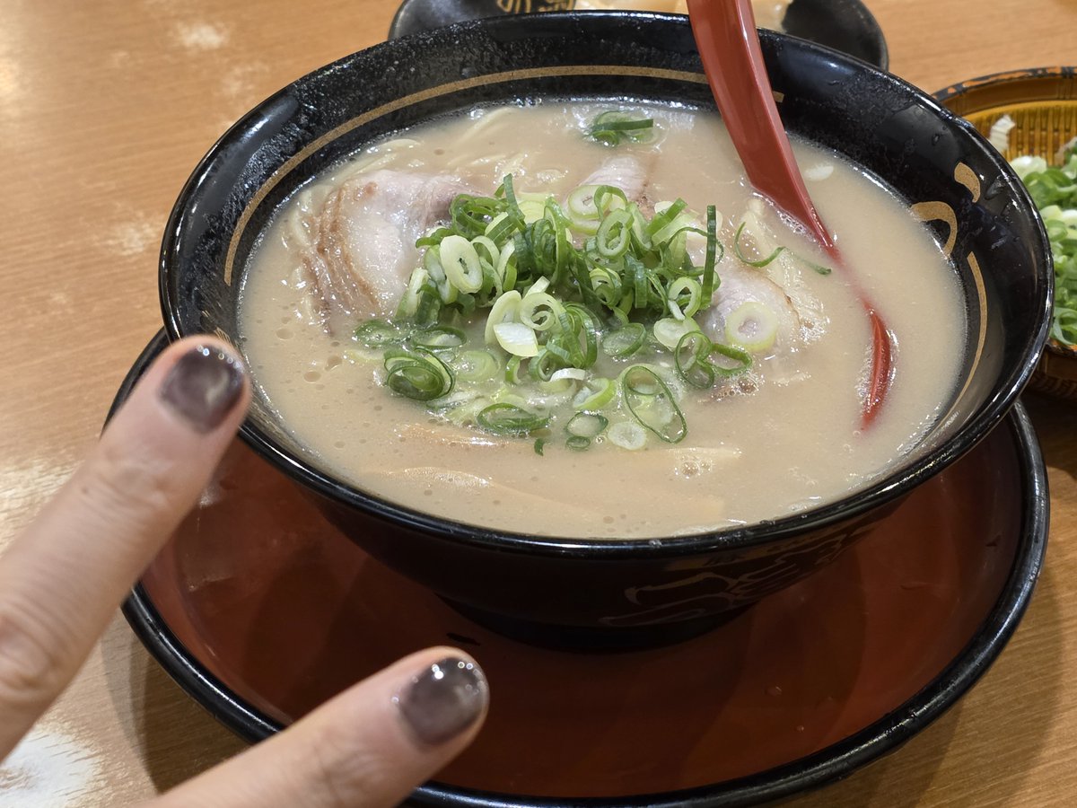 iciclerain1's tweet photo. ラーメン2個は食べすぎ！ https://t.co/gene673sX4