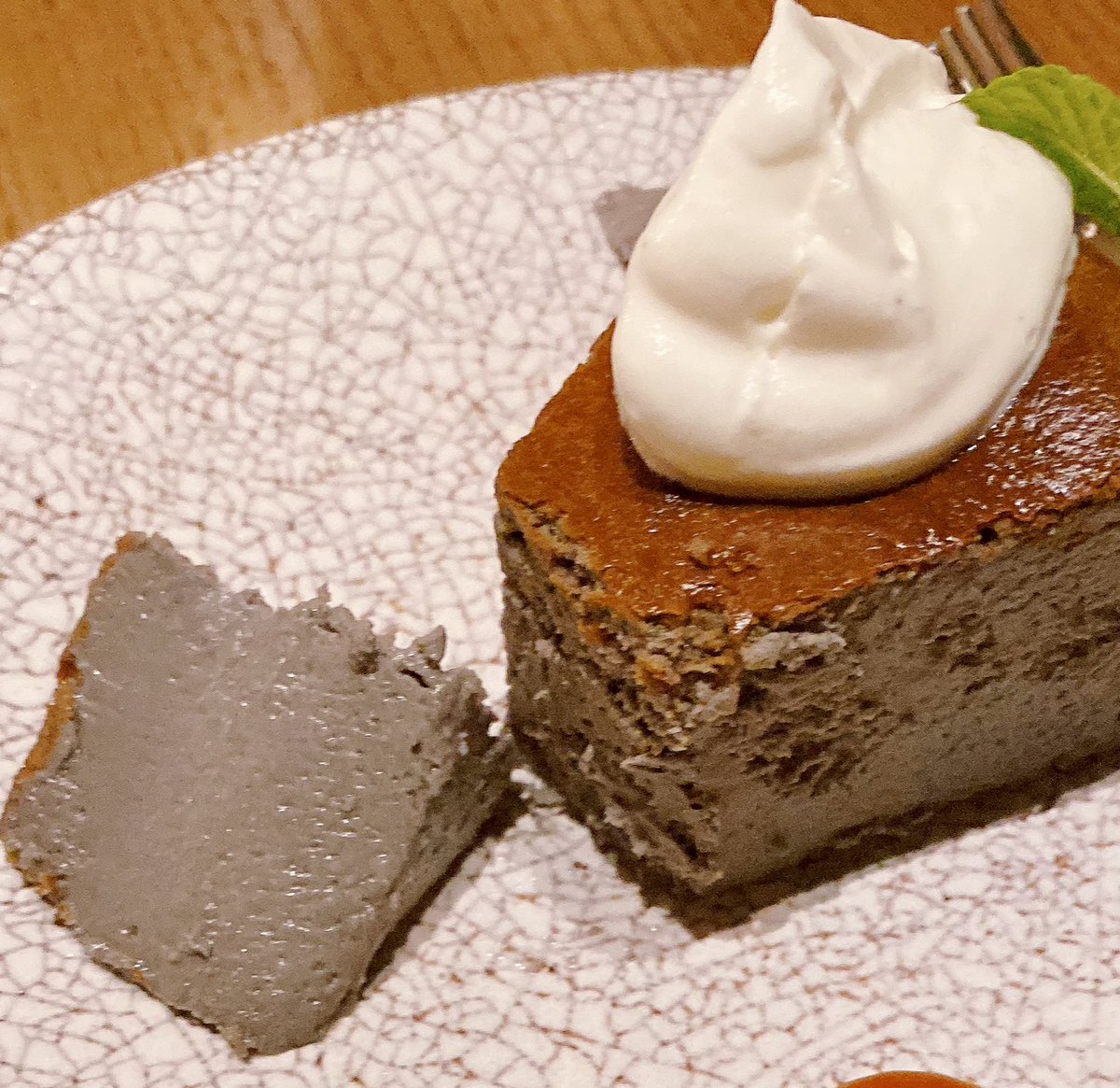 hjshimoiwa's tweet photo. 今日のハコスイーツはSESSiONで黒ごまのバスクチーズケーキ。まるで胡麻豆腐を食べてるかのような濃い味わいと食感が激ウマ。白みそのカラメルソースの甘じょっぱさを加えて昇天

バスクらしさ見当たらない
24時！
#ADAMat
#22時

ADAM at - 「22時 feat. FRONTIER BACKYARD」
https://t.co/qdKHhbEH05 https://t.co/V4vJ7512xX