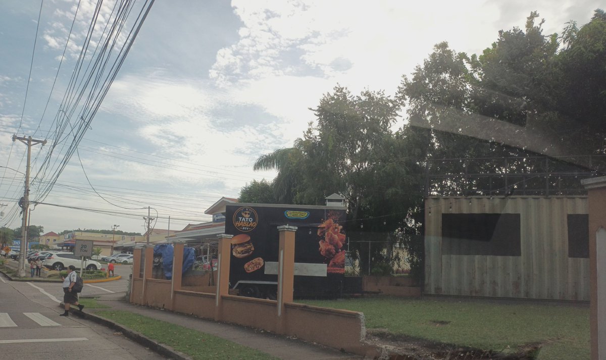 estefano6669's tweet photo. @irmaehernandezb @smalcaldia @smalcaldia @MIVIOTPma  En calle 23 brisasdelgolf han instalado estos foodtrucks y conectado al sistema eléctrico asi como si nada. Autoridades esto  afectará la convivencia,  emanara humos que afectara a  adultos mayores. Atender https://t.co/N7p5Z1KHc6