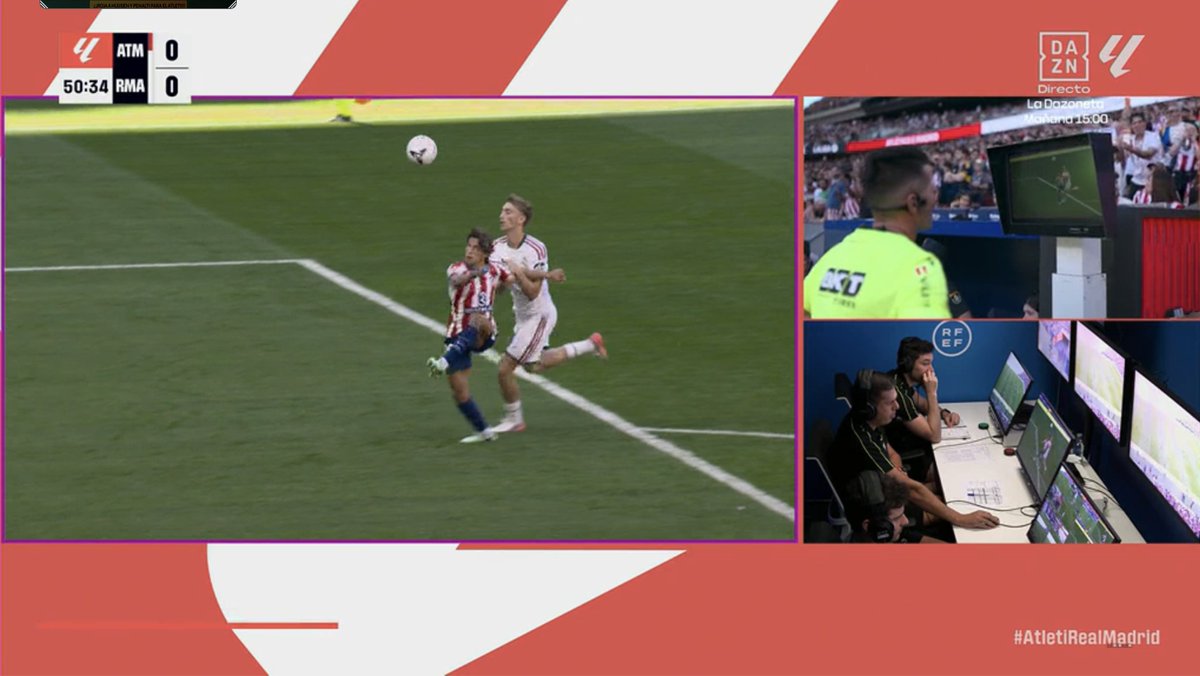 PavelFdez's tweet photo. ⚽️ #AtletiRealMadrid 
⌚️ Min. 50
💥 Penalti para el @Atleti 
🧐 Agarroncito de Dean Huijsen a Giuliano Simeone que deja caer en cuanto nota el contacto
❌ No es lo penalti https://t.co/0eqKkuKicb