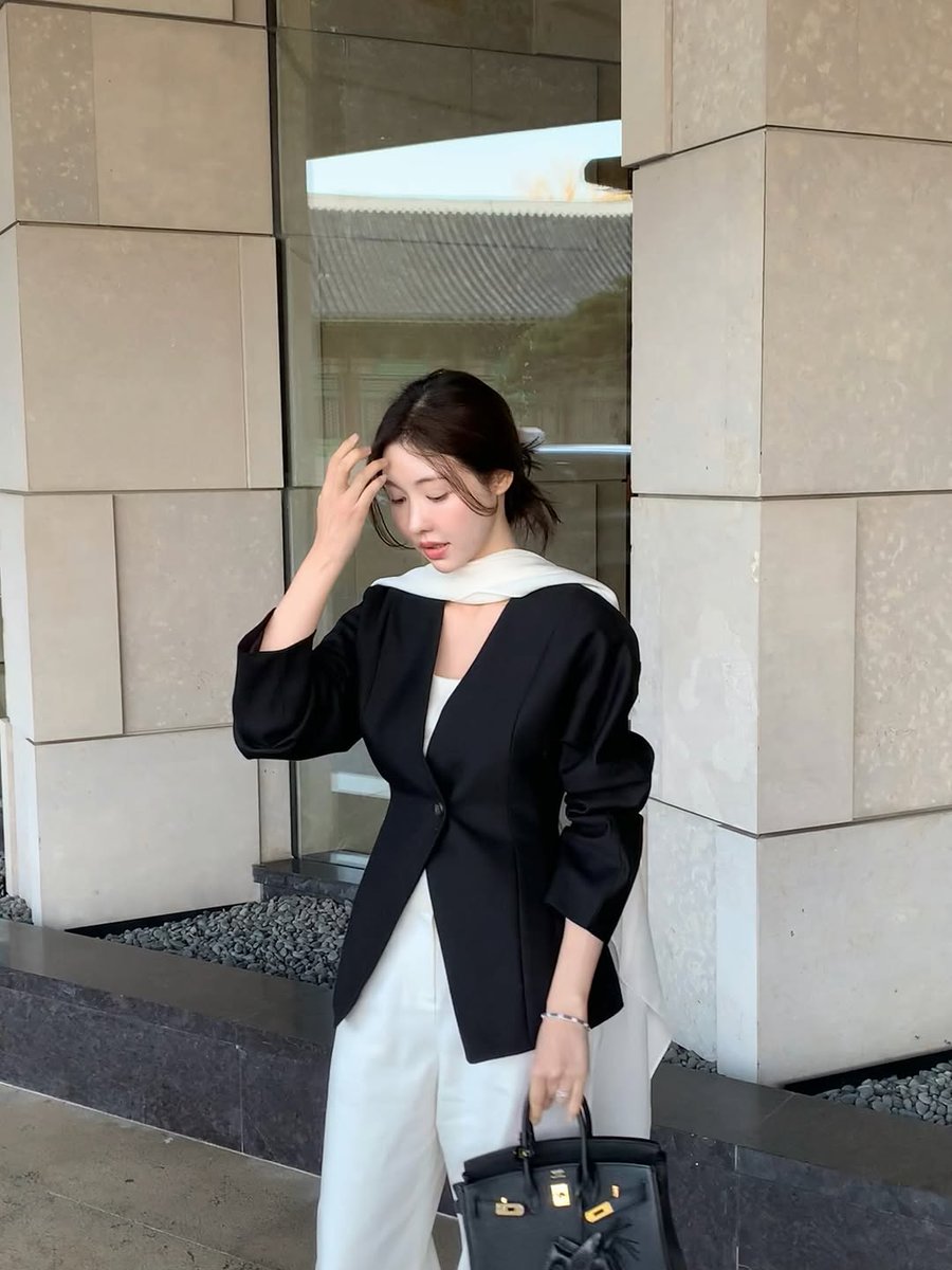 lapla_sodamlfso's tweet photo. 늘 이맘때쯤 격식룩 만들어달라는 요청을 주시는데
생각해보니 하늘하늘~ 디자인들만 만들어 드렸더라구요?
그래서 작년 기획 단계때 어른스럽고 세련된 “격식룩”
각 잡고 만들어보자!! 해서 ... 완성된 엘리제 🗝️

격식이 필요한 순간이 오면 큰 고민 하지말고, https://t.co/Mft1QUKNgl