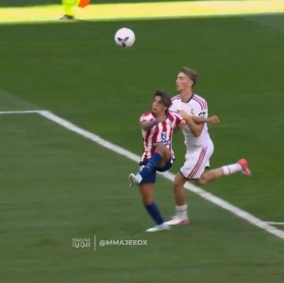 ShuffleFC's tweet photo. Red card                                             No red card https://t.co/5zFqsZlOkv