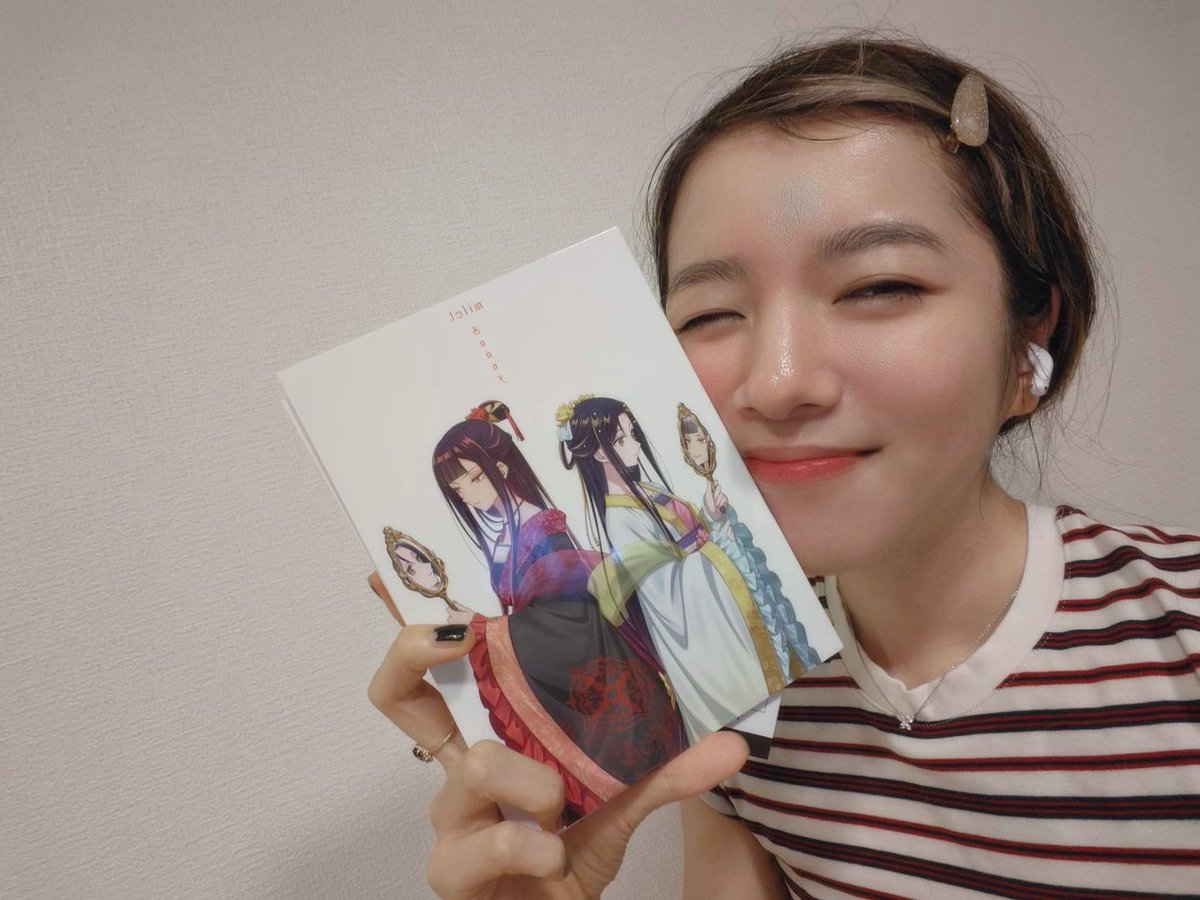 milet_music's tweet photo. 『ふつつかな悪女ではございますが
 ～雛宮蝶鼠とりかえ伝～』

1クール目最終回。
ああ、終わっちゃったんだって、
とても寂しい気持ちです。
でも2クール目が来年始まるってサプライズ
嬉しすぎます💛❤️

物語に出てきた、大好きな言葉があります。

「胸を広げ、視線は前に」

私はこの言葉に、本当に本当に救われました。
いまもツアー中で、ライヴの前には必ずこの言葉と玲琳さまの笑顔を思い出して挑んでいます。

たくさんのお芋料理を楽しそうに作ったり、物怖じしない歯に衣着せぬ物言い、華麗に舞った胡旋舞、引き続けた弓、慧月の手を握ったその優しさ、彼女の全てが、私には眩しいくらい輝いて見えました。
自分の落ち込む心に、何度も光を届けてくれました。
物語のキャラクターではあるけれど、本当に、素敵な人に出会えたな、と思ってしまうほどです。

この「Sunny」というOP曲は、物語に寄り添いつつ、私の気持ちもこめて書きました。
私は幼い頃からアニメのヒロインに憧れて(本気で)彼女になりたい、こんな私じゃ嫌だってずっと思っていました。でもそれって、自分のことを愛せるような、そんな自分になりたいってことだったんじゃないかって気付いたんです。
慧月も、嫉妬や憎悪、苦しみから入れ替わりを選んだけど、きっと彼女も本当は、愛を知って、愛されて、必要とされて、自分を愛せるようになりたかったんじゃないかなって思います。
だからか、慧月のきもちはすごくわかります。
玲琳さまが慧月の手を握ってくれた時、勝手に(笑)心からありがとうって言ってしまいました。
前向きであたたかいメッセージがたくさん込められた作品でしたね、本当に。

胸を広げ、視線は前に！
声を出していきましょう！！

この世界をつくりあげ、対談までしてくださった原作者の中村颯希さん、素敵な絵で引き込んでくださった尾羊英さん、ゆき哉さん、毎週素晴らしいクオリティで制作されたスタッフのみなさま、魅力的な声優のみなさま、そしていつも一緒にアニメを見てくださり、「Sunny」を聴いてくださったみなさま！
本当にありがとうございました！
9/30はコミックス・原作同時発売らしいので、
これからも楽しみに応援してゆきます(˶ᵔ ᵕ ᵔ˶)

ずっと心に玲琳を★彡

(元気が出るから、
私の待ち受け画面はこれです💛)

そしてあなただけの煌めきを
ぎゅっと抱いて離さないで
もう失くしてしまわぬように

#ふつつかな悪女  *｡ﾟ:*+.:.｡.☆