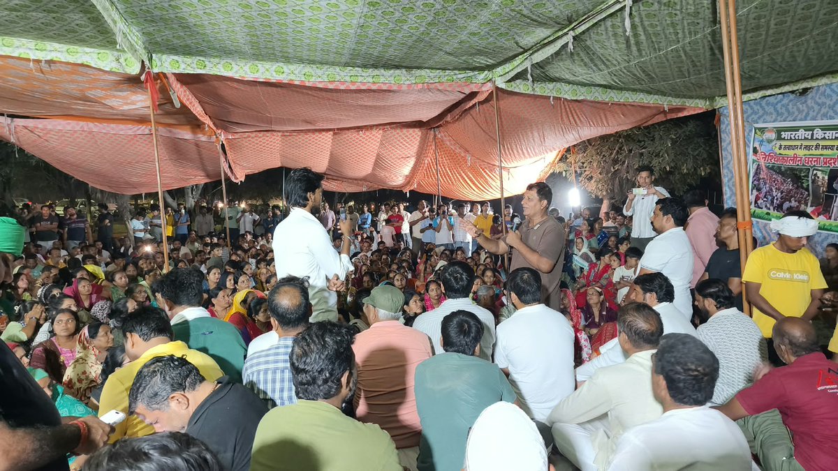 JatanYadav12's tweet photo. बिजली-पानी का मुद्दा लेकर नोएडा में हिंडन पुश्ता पार बसे लोग धरने पर बैठे हैं। नागरिकों की मांगों पर प्रशासनिक स्तर पर स्पष्ट जवाब जरूरी है। #NoidaBijliPaniDo #BhartiyaKisanParishad https://t.co/Luw6nS0DC5