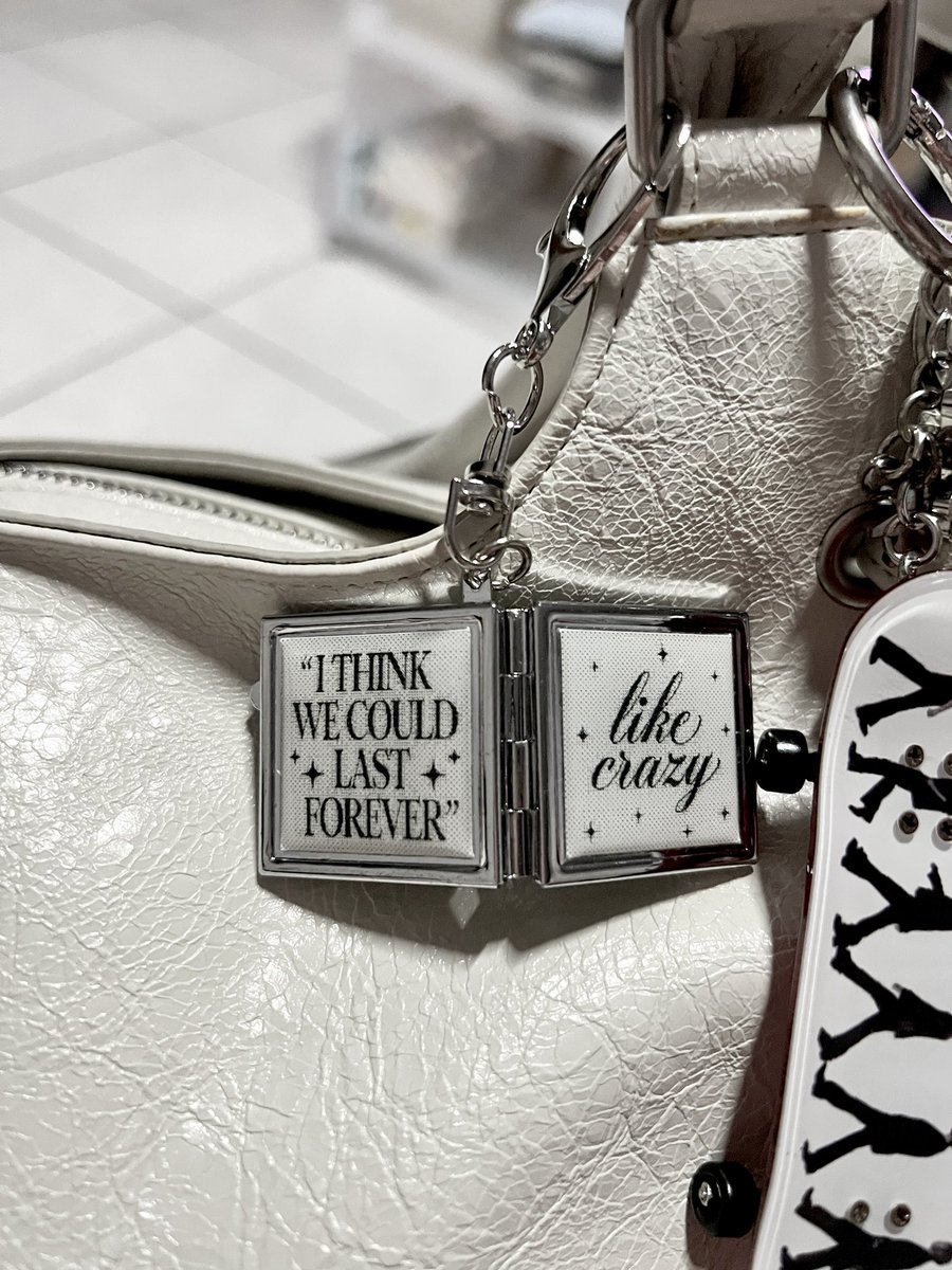 jksnty's tweet photo. this like crazy keychain i just got omg https://t.co/MzGWpMfwoP