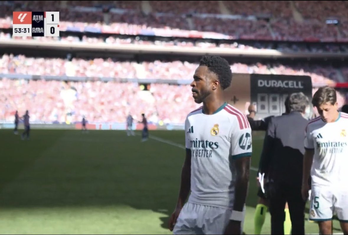 UnNuevoRM's tweet photo. Florentino se cargó el ilusionante proyecto de Xabi Alonso por capricho de Vinicius. El mal de Alonso fue sustituir a Vinicius cuando se lo merecía.

Un año después, Vinicius continúa en declive. Pero con 6 años más de contrato a razón de 50M€ brutos por temporada.

Y Mourinho, también empieza a ver los síntomas y también cambia a Vinicius.

Florentino, DIMITE