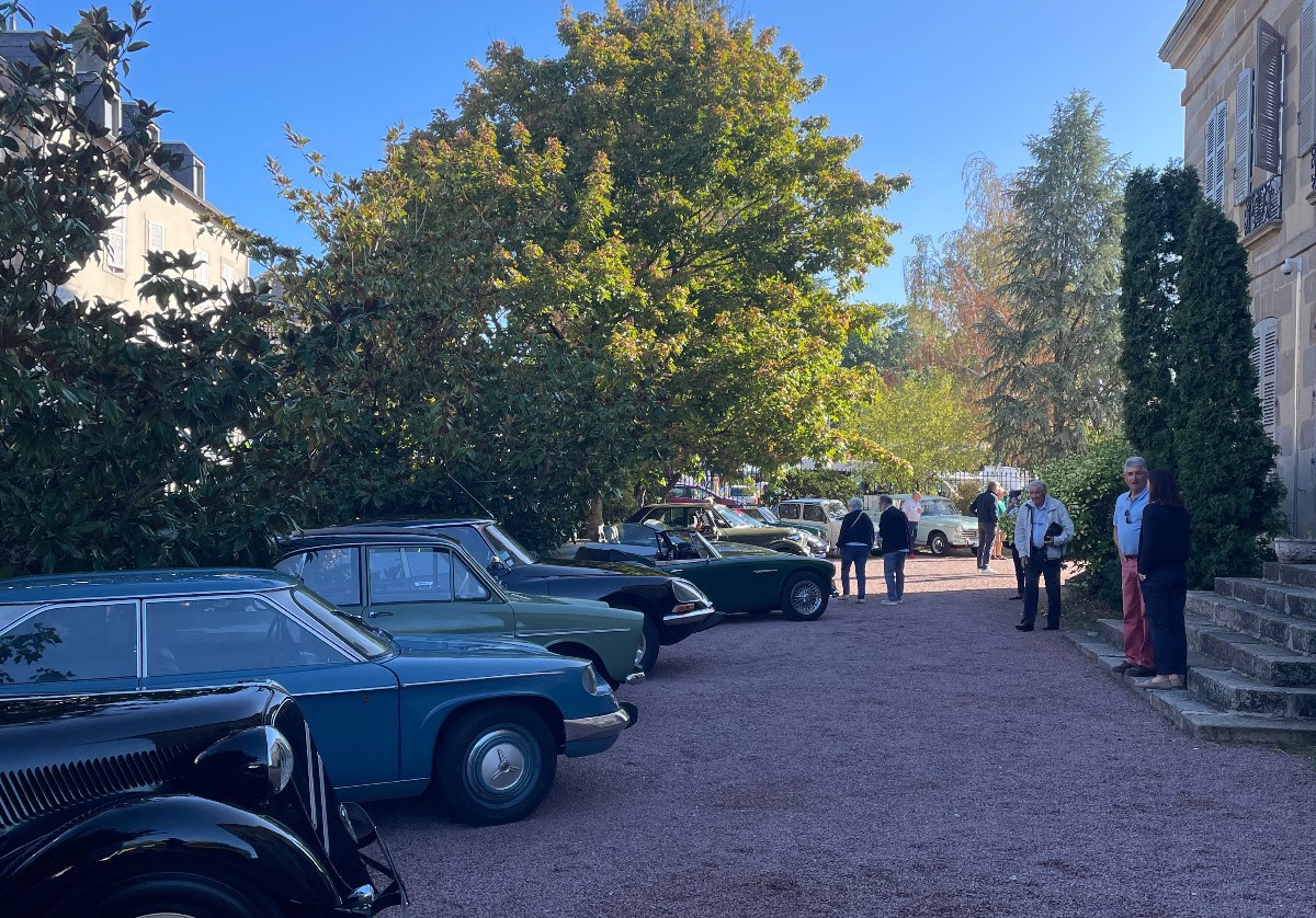 Prefet87's tweet photo. #JEP2026 | 🏛️ À l’occasion des Journées européennes du patrimoine, plus de 50 visiteurs ont franchi les portes de la sous-préfecture de #Bellac.
🖼️ Accompagnés tout au long de leur parcours, ils ont pu explorer les différents espaces du bâtiment et apprécier ses éléments architecturaux et patrimoniaux.
🚗 Samedi matin, une dizaine de voitures de collection, exposées dans le parc par le Club des véhicules d’époque de Bellac, sont également venues compléter la visite.