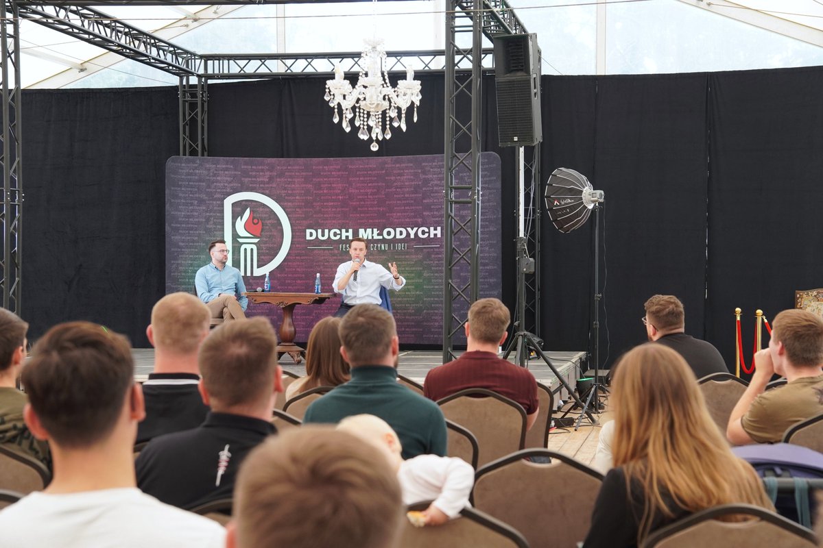 krzysztofbosak's tweet photo. Dziś jestem na festiwalu czynu i idei — Duch Młodych w Niemodlinie, podczas którego wziąłem udział w długiej rozmowie z uczestnikami. Pytań było dużo — od tych dotyczących początków mojej działalności politycznej i sposobu na wytrwanie w polityce, po sprawy, którymi żyje młode pokolenie prawicy.

Rozmawialiśmy o pomocy potomkom polskich zesłańców w powrocie do Ojczyzny, zaangażowaniu młodych ludzi w życie publiczne, polityce mieszkaniowej, problemie finansowania organizacji pozarządowych z zagranicy oraz o tym, jak wyjść z politycznej polaryzacji podsycanej od lat przez dwa największe obozy partyjne.

Dużo konkretnej rozmowy i pytań, które pokazują, czym naprawdę interesują się młodzi ludzie chcący angażować się w życie publiczne.