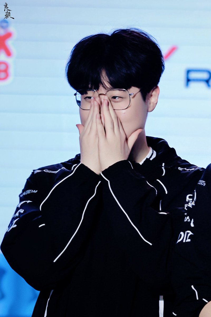 gumayusinism's tweet photo. WOOJE UR SO ADORBS I WILL CRY https://t.co/PbyZ8iWFaQ
