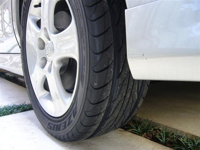 hohetoshi's tweet photo. 前の車で履いてたAZENIS
初めてパンクを経験させてくれたタイヤ。
しかも釘とビスで2回。
交換時期にはもう廃盤になってて納得。
どんだけ拾うんだか。 https://t.co/chvjze4eta