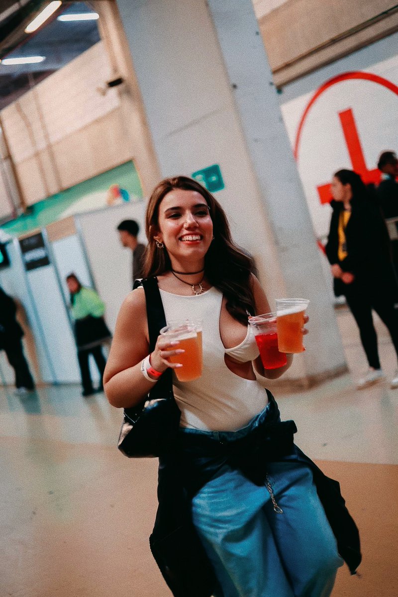 marippereira_'s tweet photo. eu depois da mulher ter perguntado se eu conseguiria levar todos mas ela não sabe em quantos open bar de faculdade estive presente ☝🏼 https://t.co/zBmhd5wxSn
